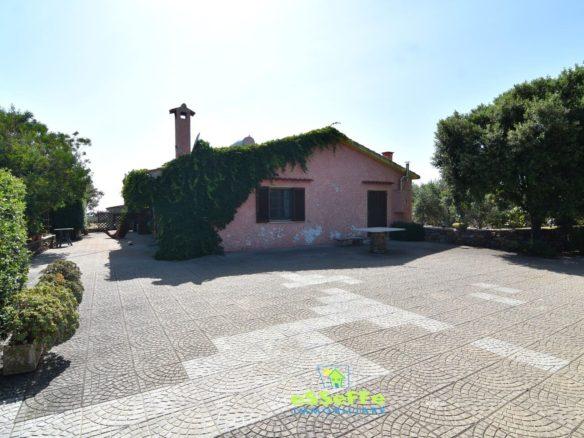Casale ristrutturato con piscina, ampio giardino e uliveto