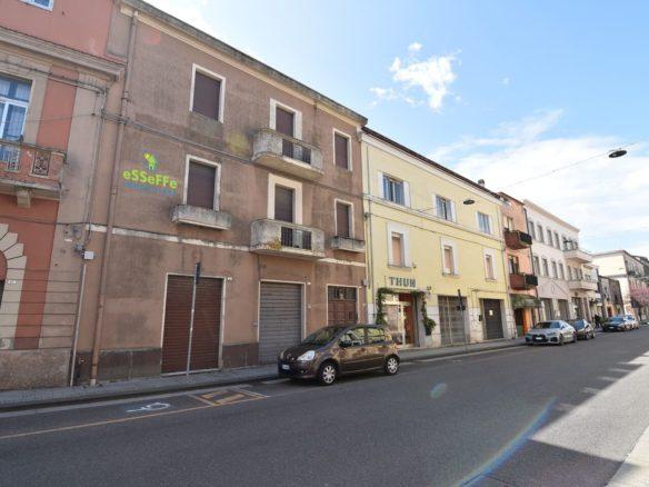 Palazzo con due ampi appartamenti, locali commerciali e giardino sul corso