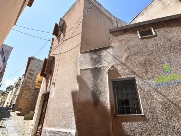 Spazioso immobile su tre livelli con terrazza e box auto