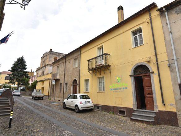 Residenza ampia del secolo scorso con terrazza in centro
