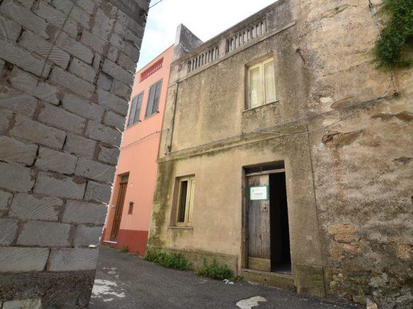Abitazione di 3 piani con cortile da completare