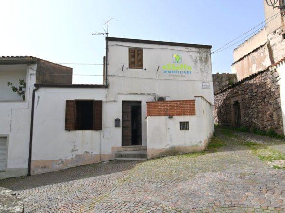 Casa indipendente bilivello affacciata su piazza