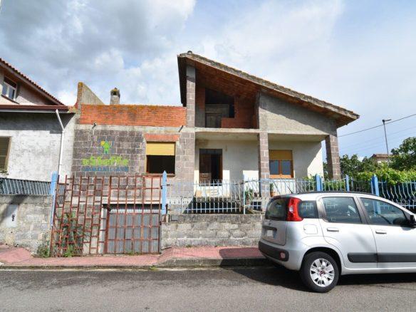 Villetta caposchiera con giardino su tre lati