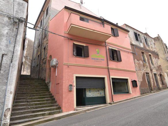 Immobile residenziale con locale commerciale