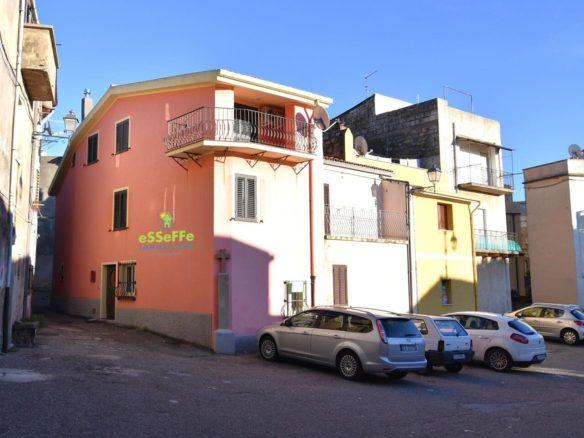 Luminosa casa indipendente ristrutturata fronte piazza