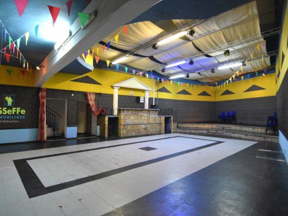 Locale di intrattenimento multifunzionale