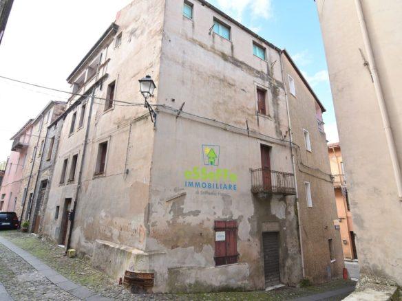 Immobile di 5 livelli e numerosi locali, stile dei primi del 900