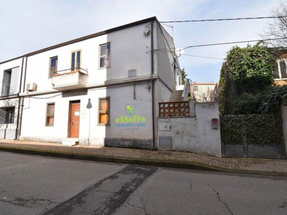 Appartamenti indipendenti in bifamiliare con giardino