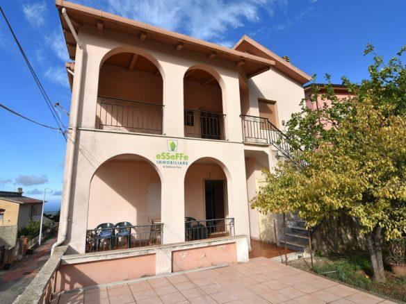 Casa su due piani indipendenti con giardino