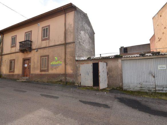 Immobile di ampia superficie con garage doppio e cortile privato