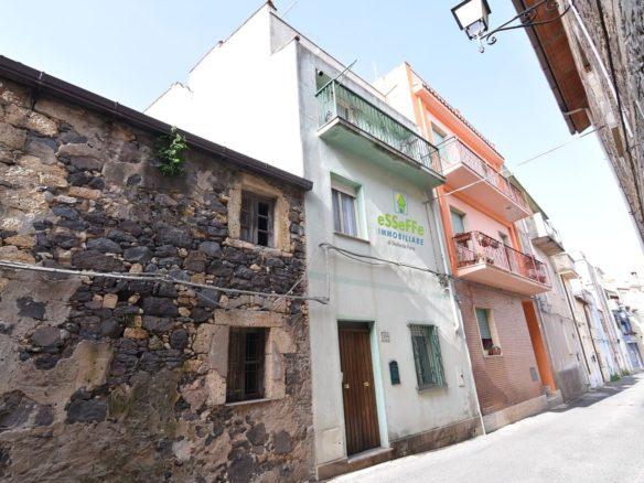 Casa singola indipendente su più piani abitabile
