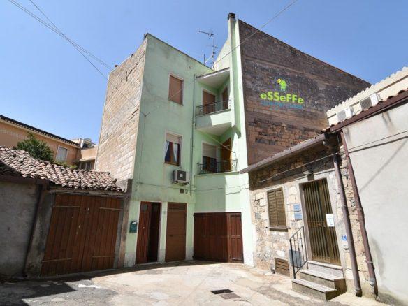 Proprietà con un piano abitabile e uno al rustico e garage