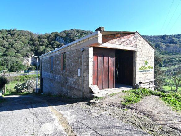 Fabbricato rurale con ampio terreno e ulivi