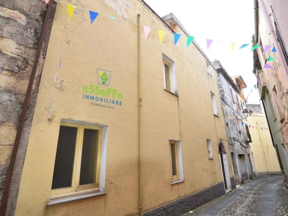 Casa indipendente ricca di spazio con cortile e terrazza