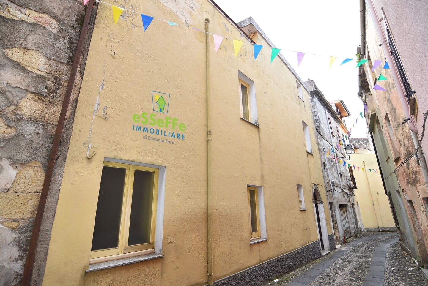 Casa indipendente ricca di spazio con cortile e terrazza