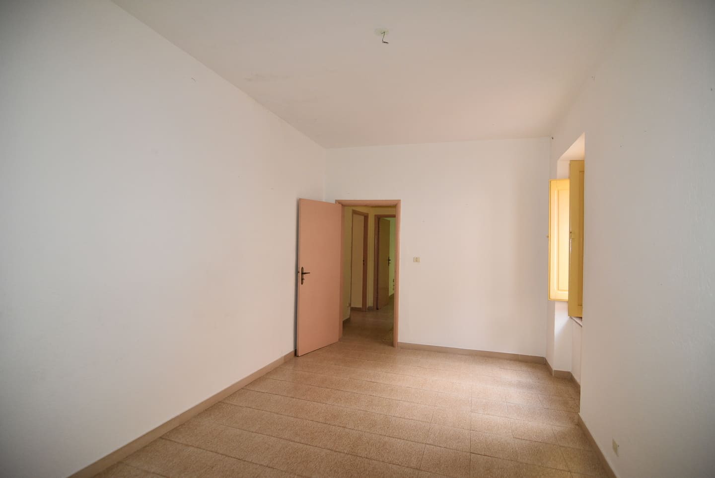 Casa indipendente ricca di spazio con cortile e terrazza