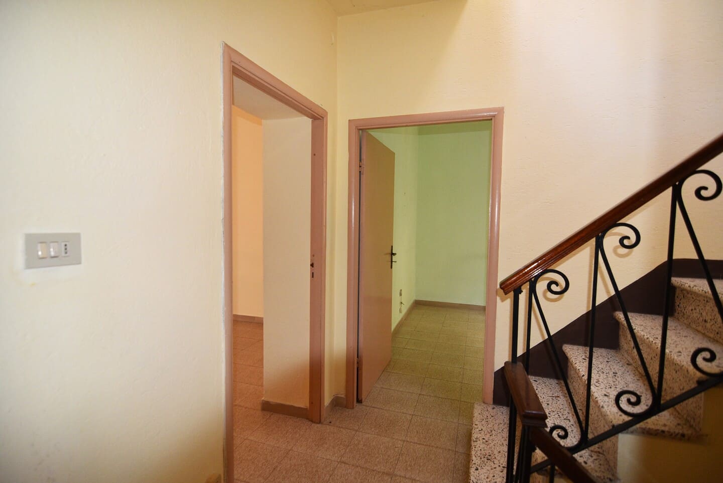 Casa indipendente ricca di spazio con cortile e terrazza