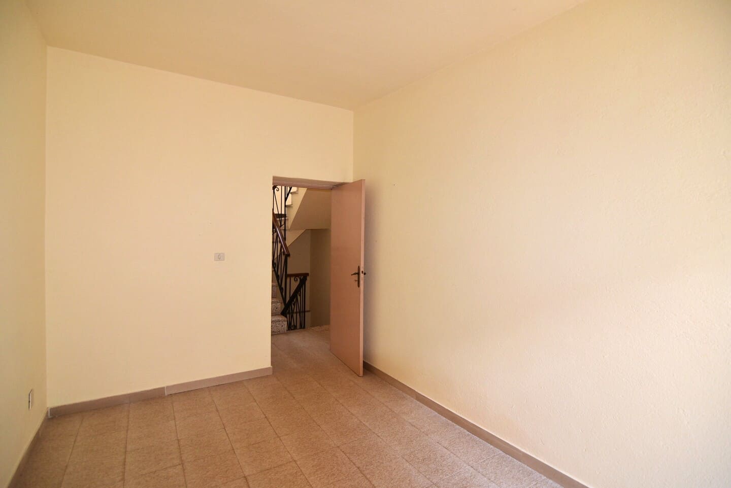 Casa indipendente ricca di spazio con cortile e terrazza