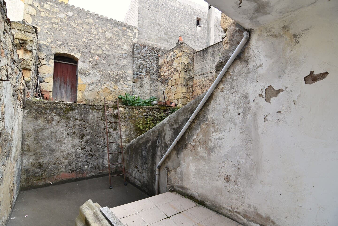 Casa indipendente ricca di spazio con cortile e terrazza