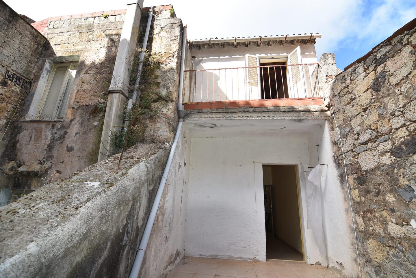 Casa indipendente ricca di spazio con cortile e terrazza