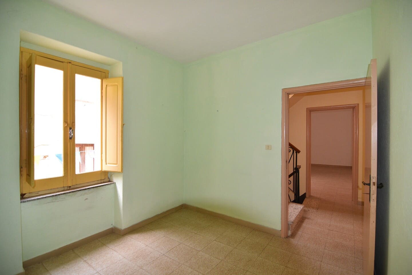 Casa indipendente ricca di spazio con cortile e terrazza