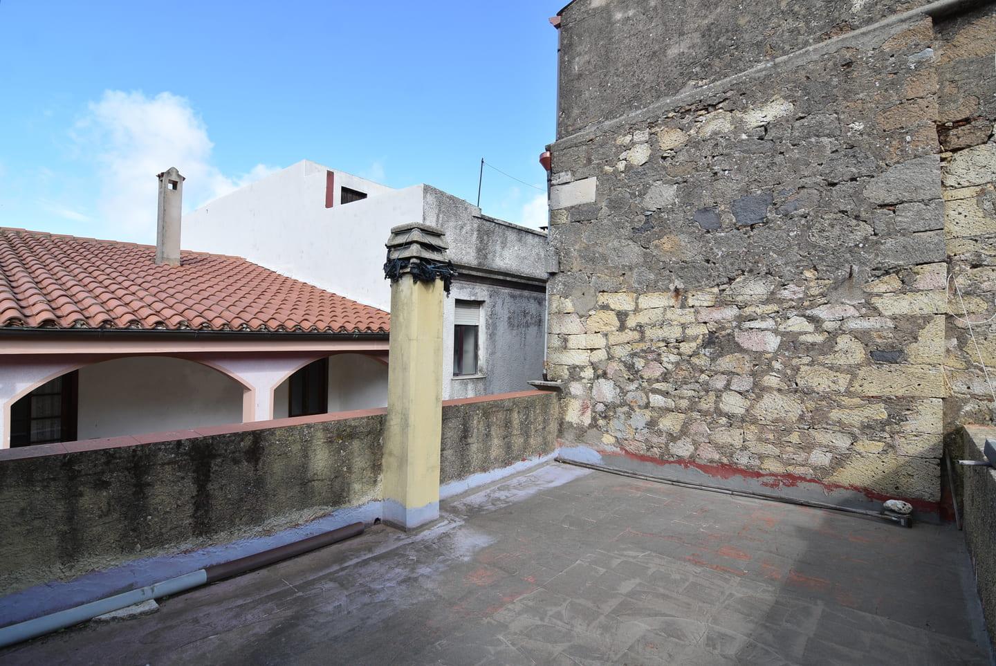 Casa indipendente ricca di spazio con cortile e terrazza
