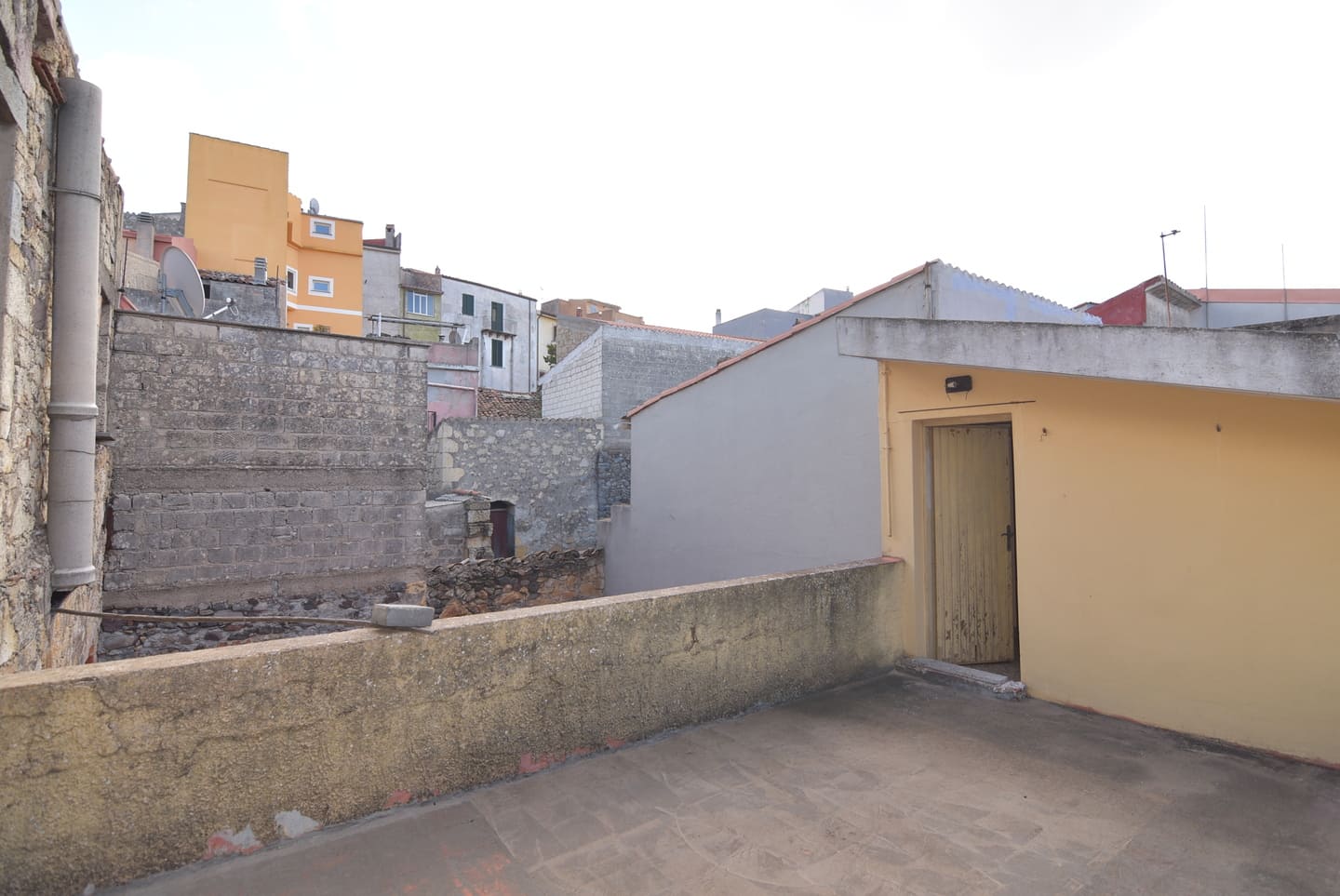 Casa indipendente ricca di spazio con cortile e terrazza