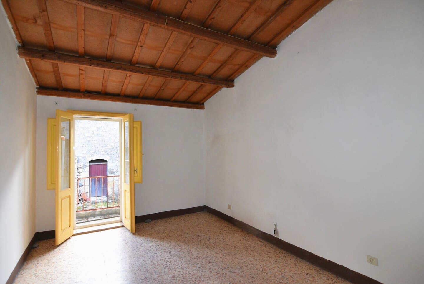 Casa indipendente ricca di spazio con cortile e terrazza