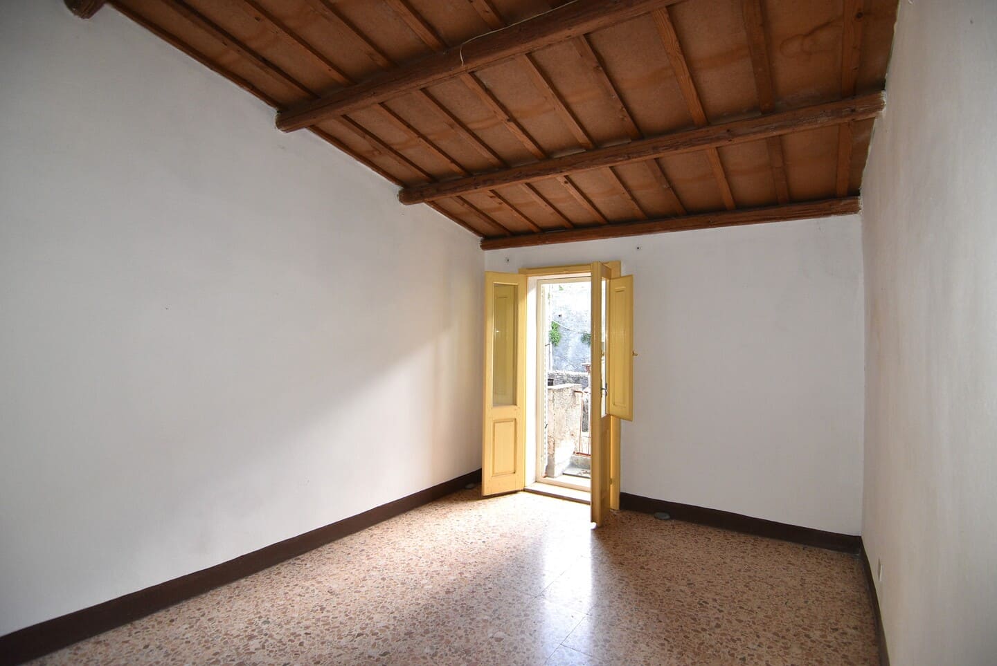 Casa indipendente ricca di spazio con cortile e terrazza