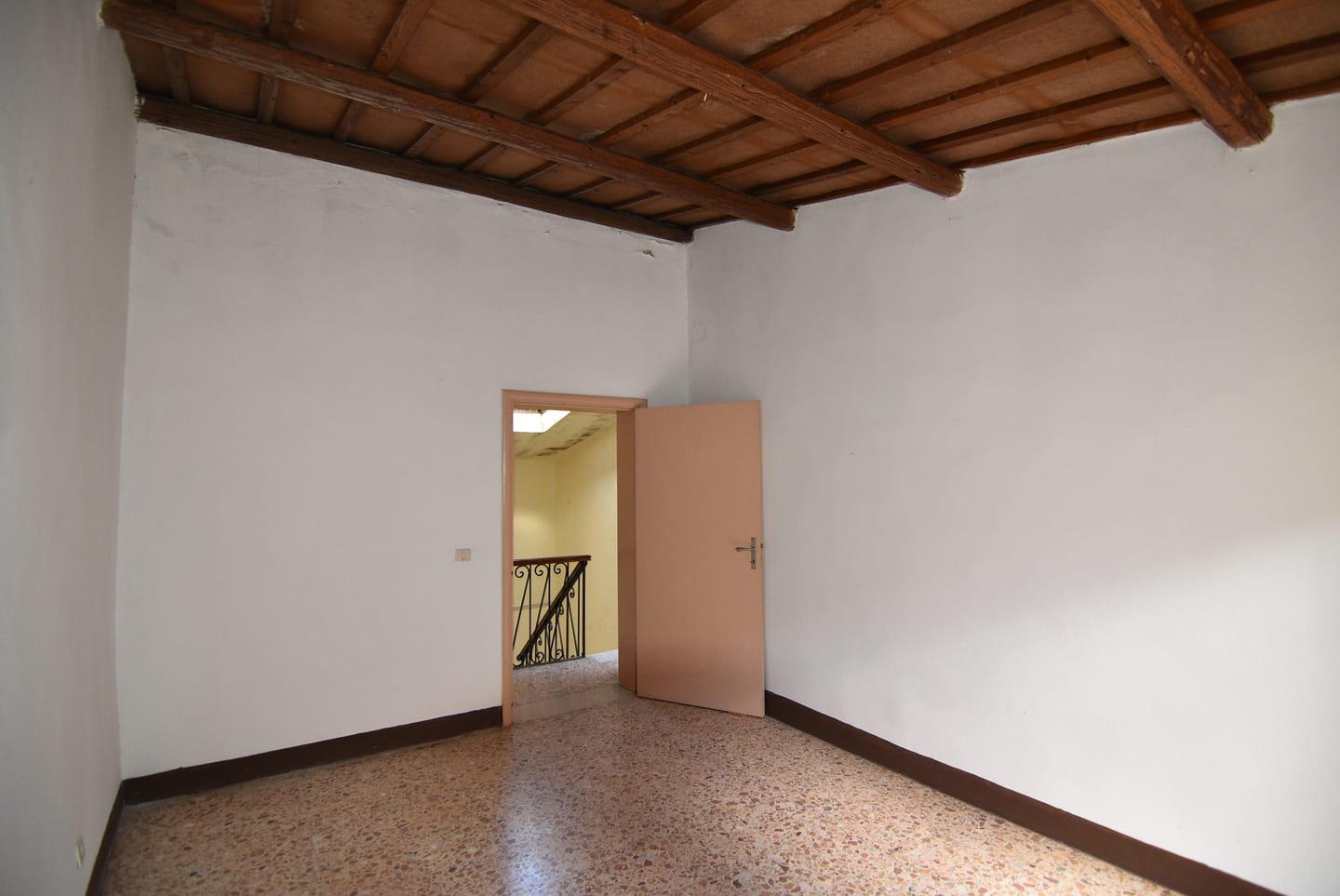 Casa indipendente ricca di spazio con cortile e terrazza