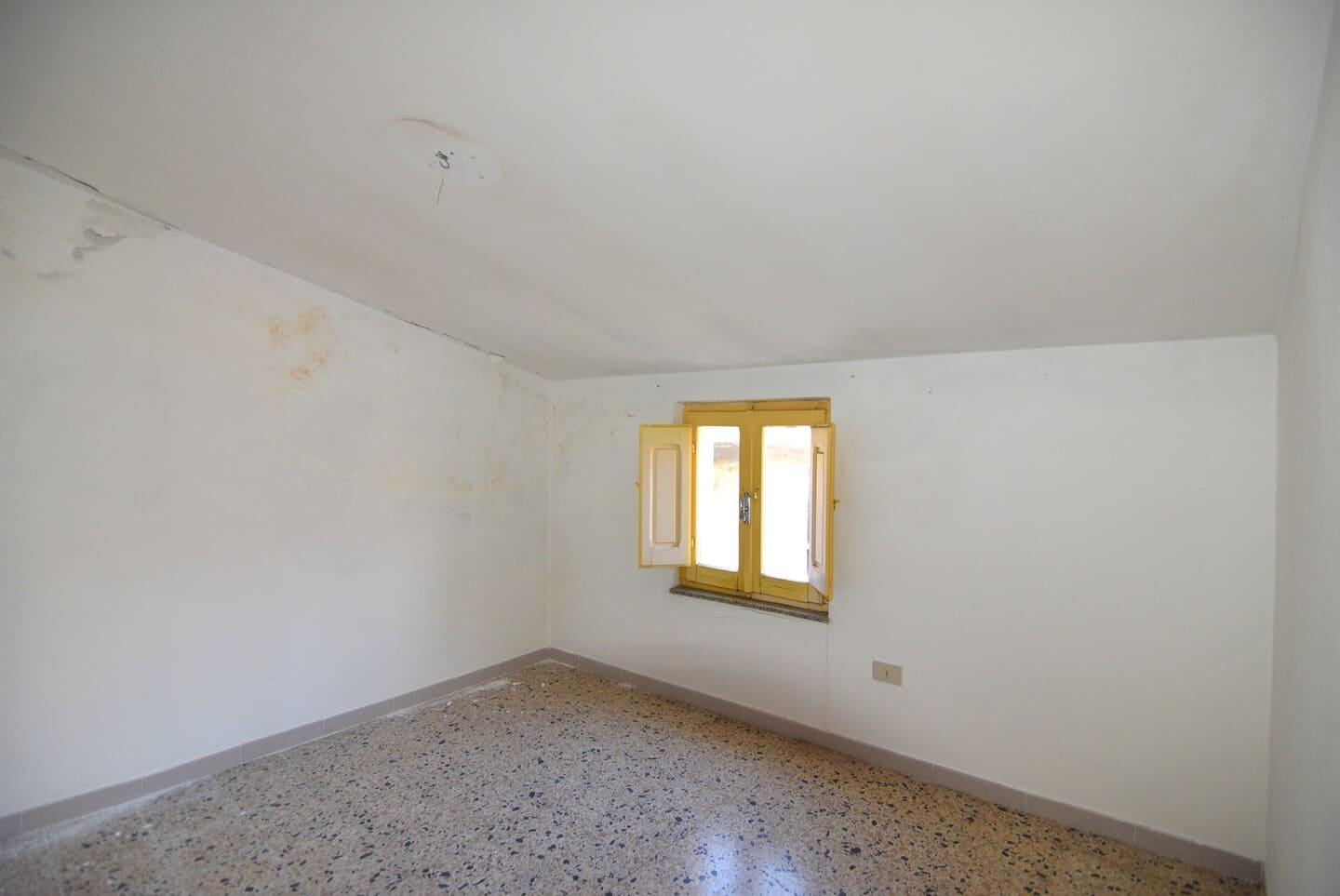Casa indipendente ricca di spazio con cortile e terrazza