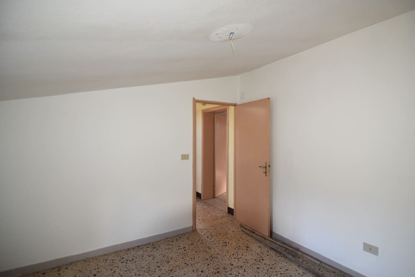 Casa indipendente ricca di spazio con cortile e terrazza