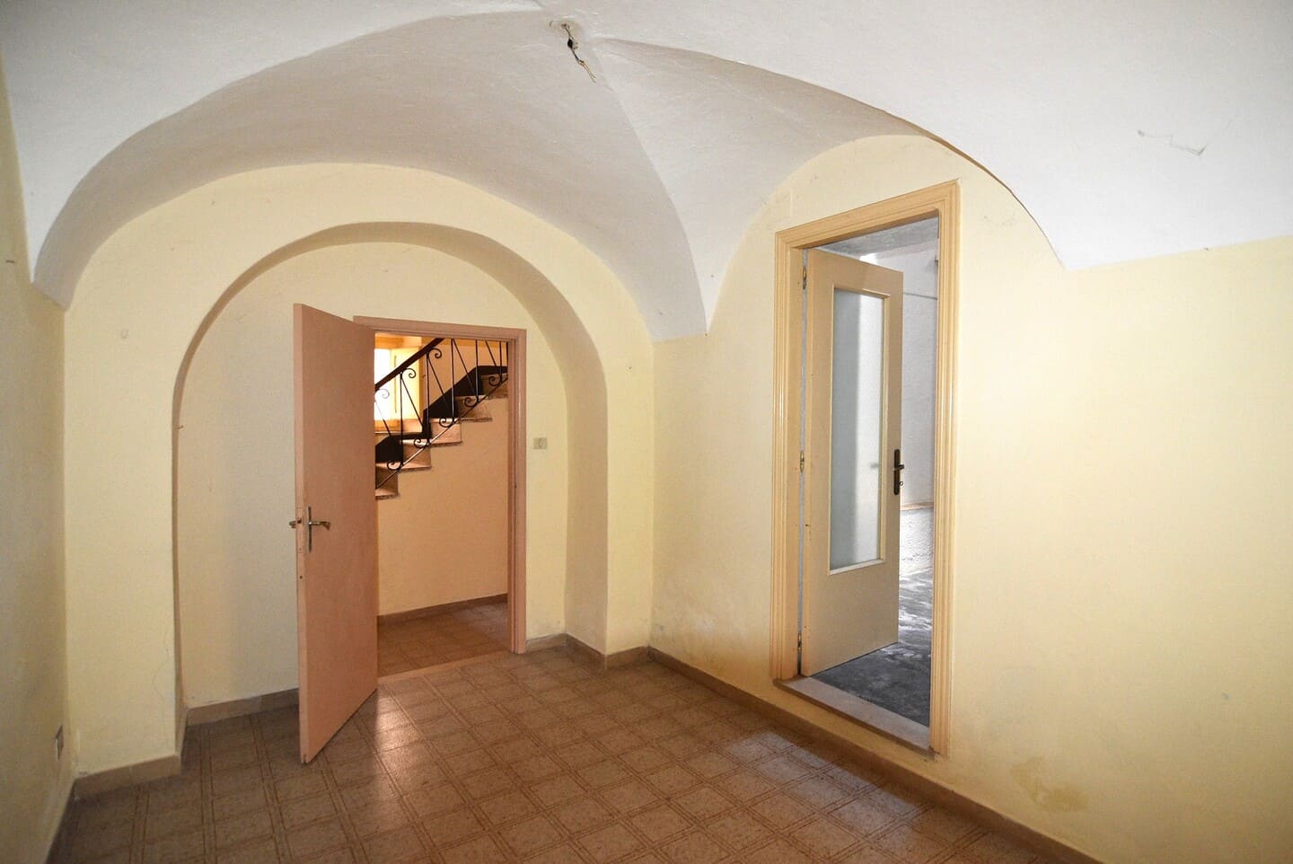 Casa indipendente ricca di spazio con cortile e terrazza
