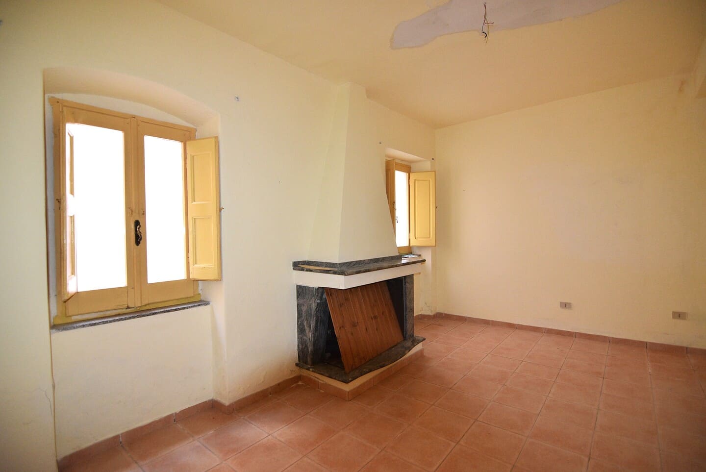Casa indipendente ricca di spazio con cortile e terrazza