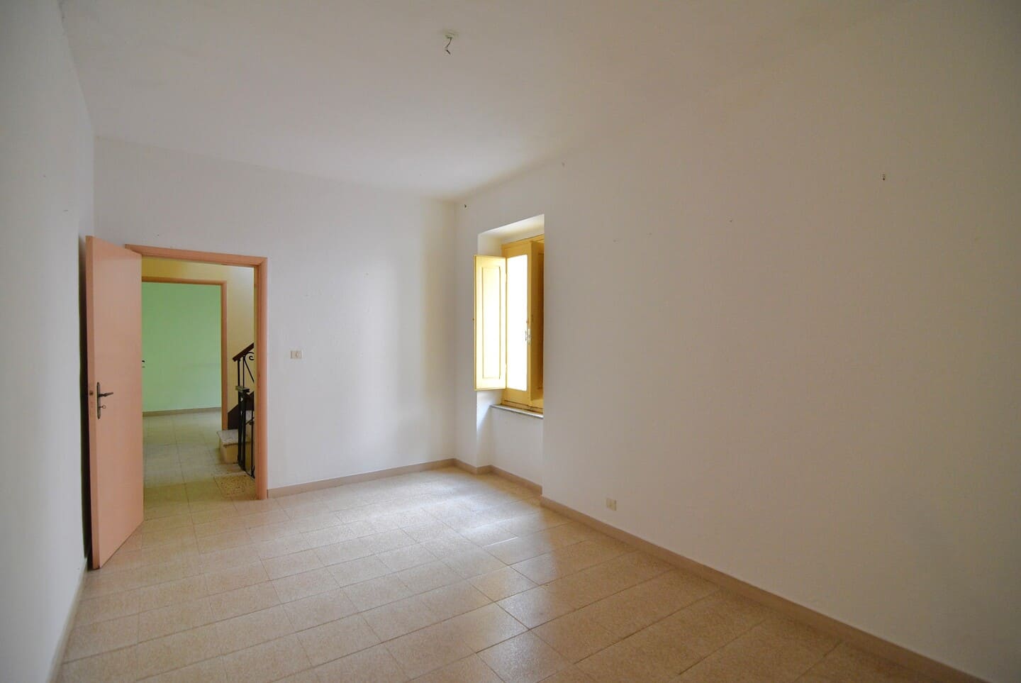 Casa indipendente ricca di spazio con cortile e terrazza