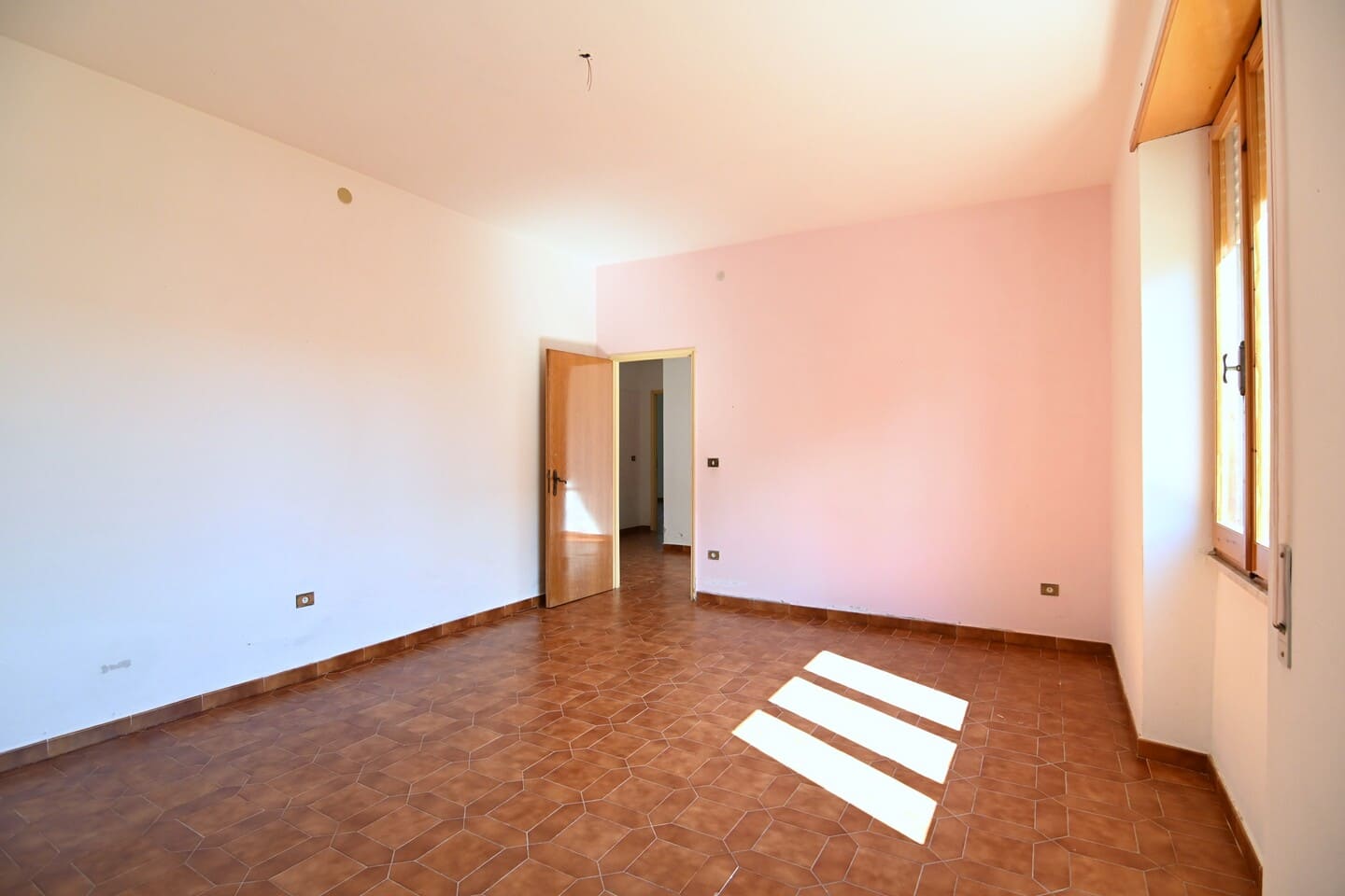 Proprietà abitativa completa di due garage, giardino e terrazza