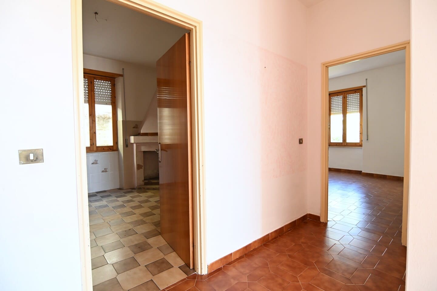 Proprietà abitativa completa di due garage, giardino e terrazza