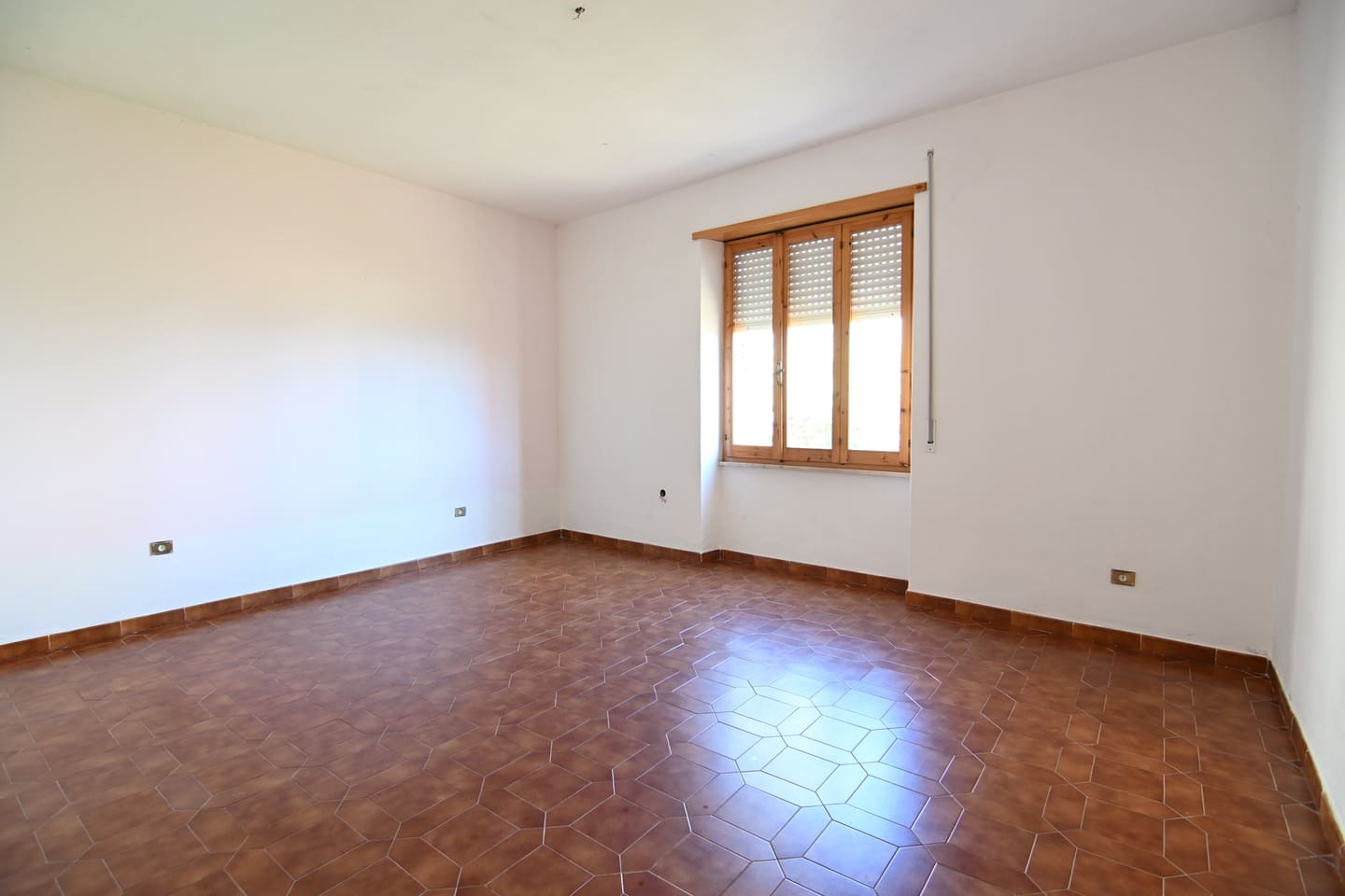 Proprietà abitativa completa di due garage, giardino e terrazza
