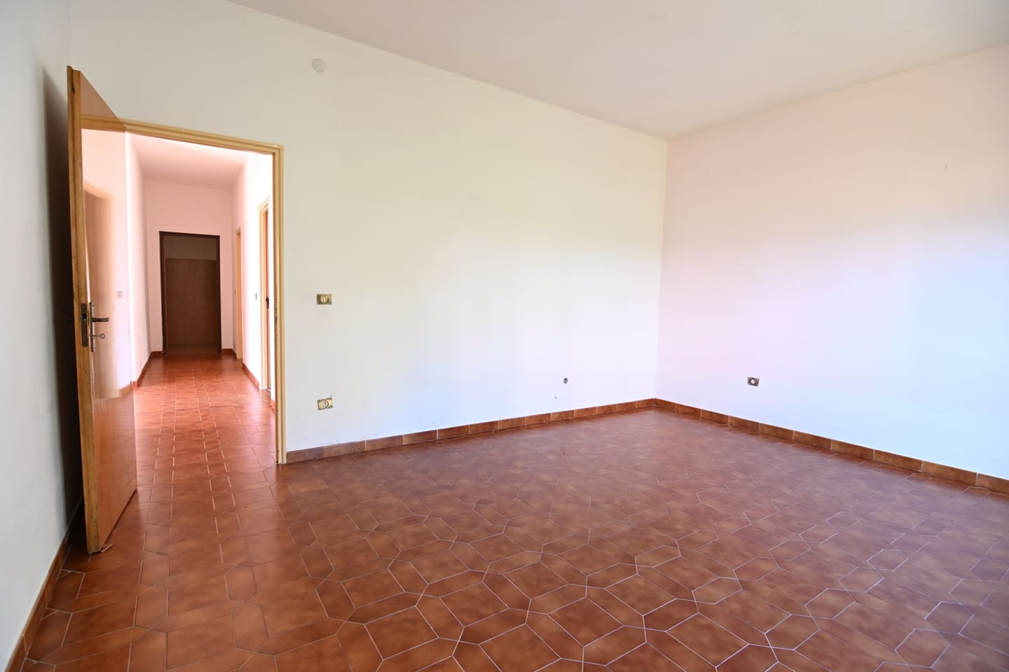 Proprietà abitativa completa di due garage, giardino e terrazza