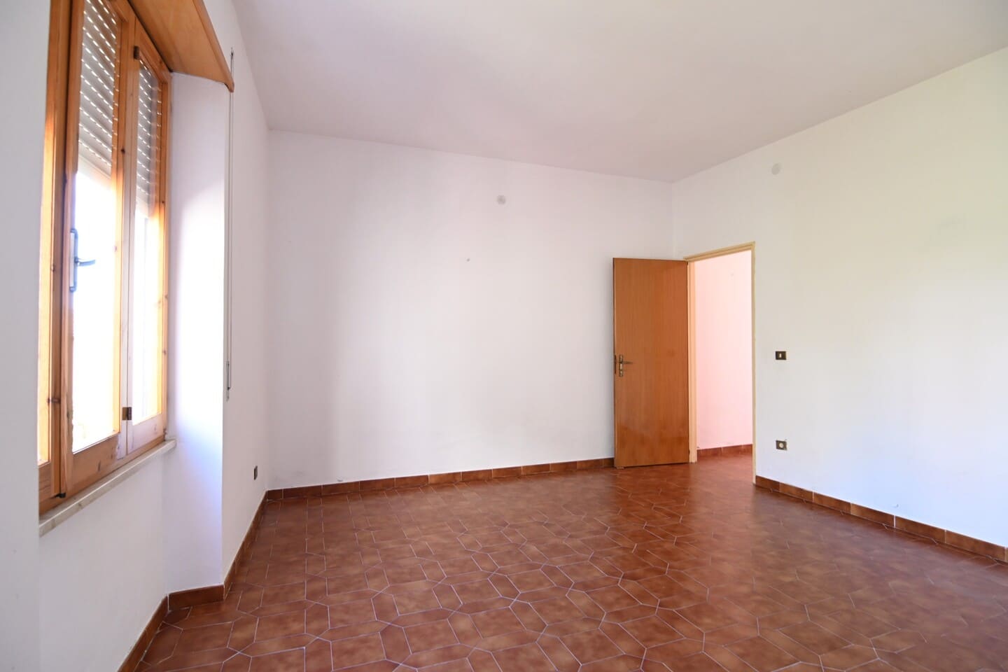 Proprietà abitativa completa di due garage, giardino e terrazza