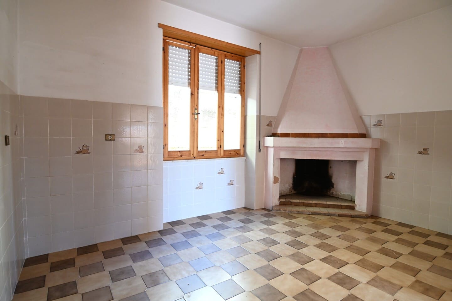 Proprietà abitativa completa di due garage, giardino e terrazza