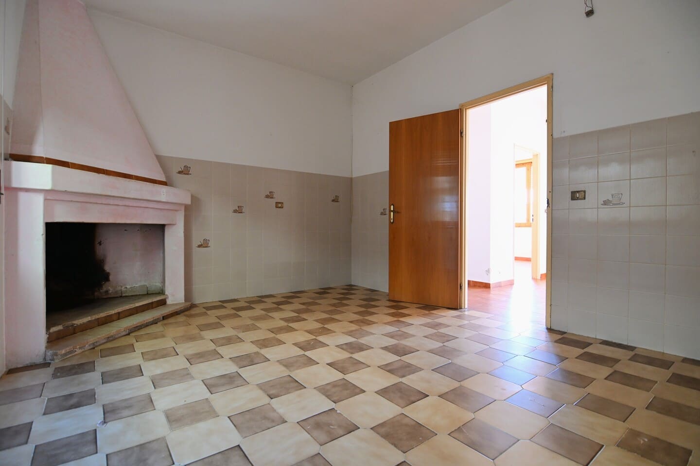 Proprietà abitativa completa di due garage, giardino e terrazza
