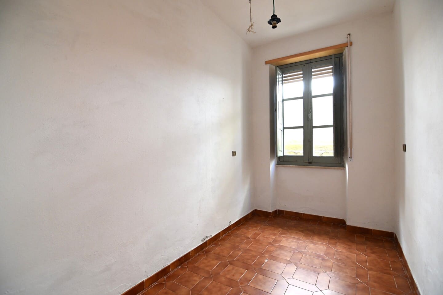Proprietà abitativa completa di due garage, giardino e terrazza