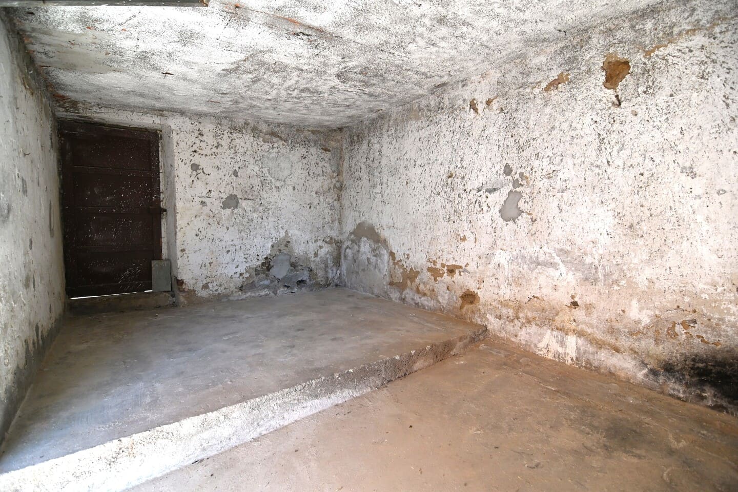 Proprietà abitativa completa di due garage, giardino e terrazza