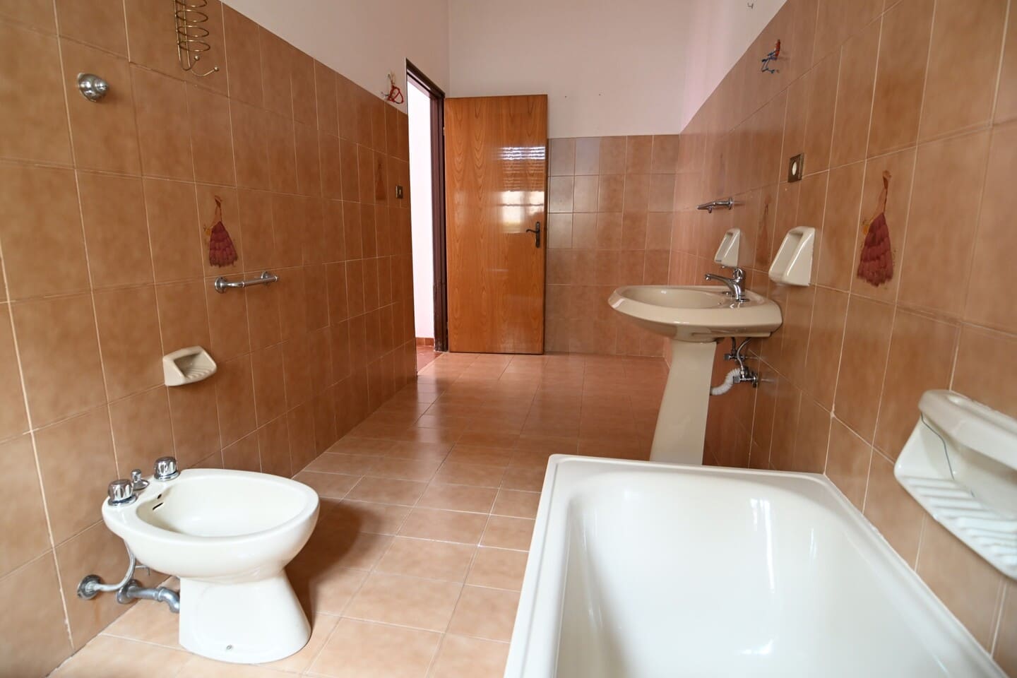Proprietà abitativa completa di due garage, giardino e terrazza