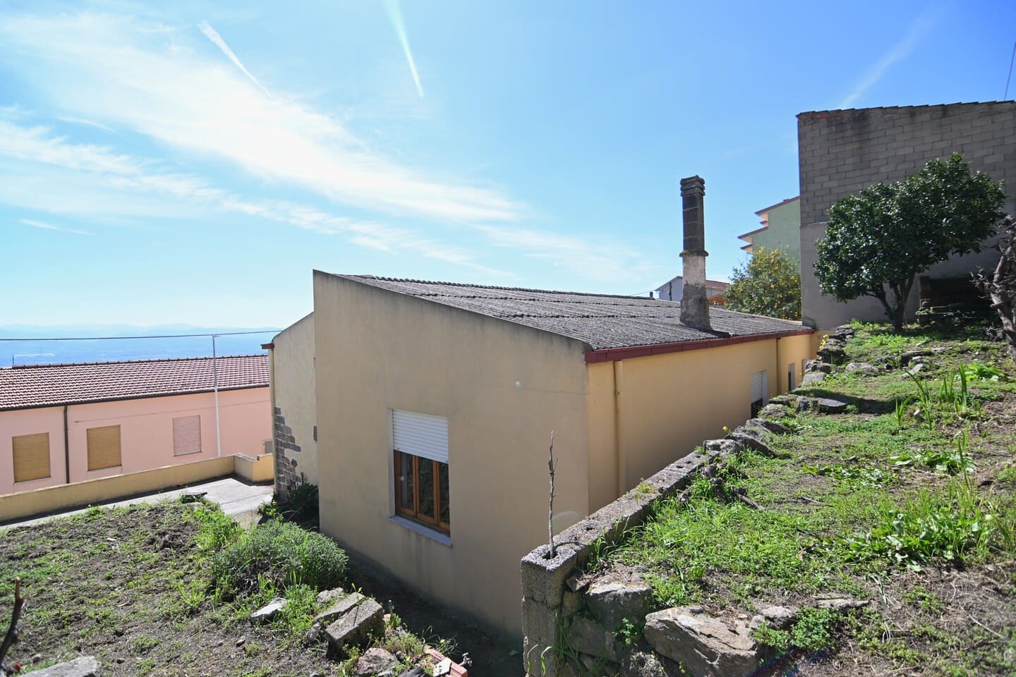 Proprietà abitativa completa di due garage, giardino e terrazza