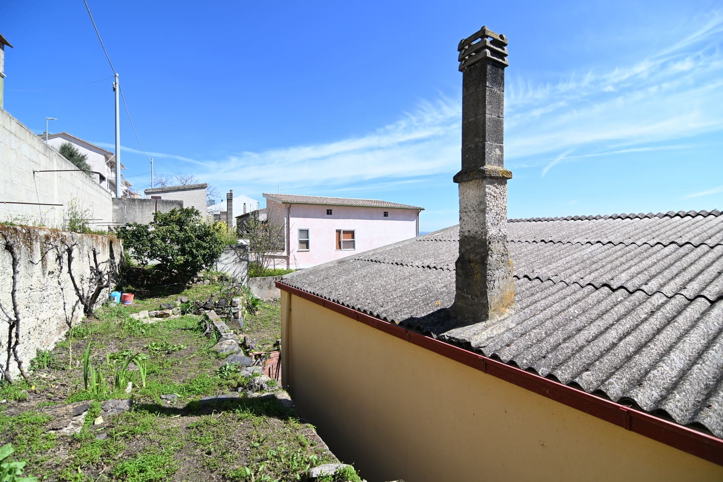 Proprietà abitativa completa di due garage, giardino e terrazza