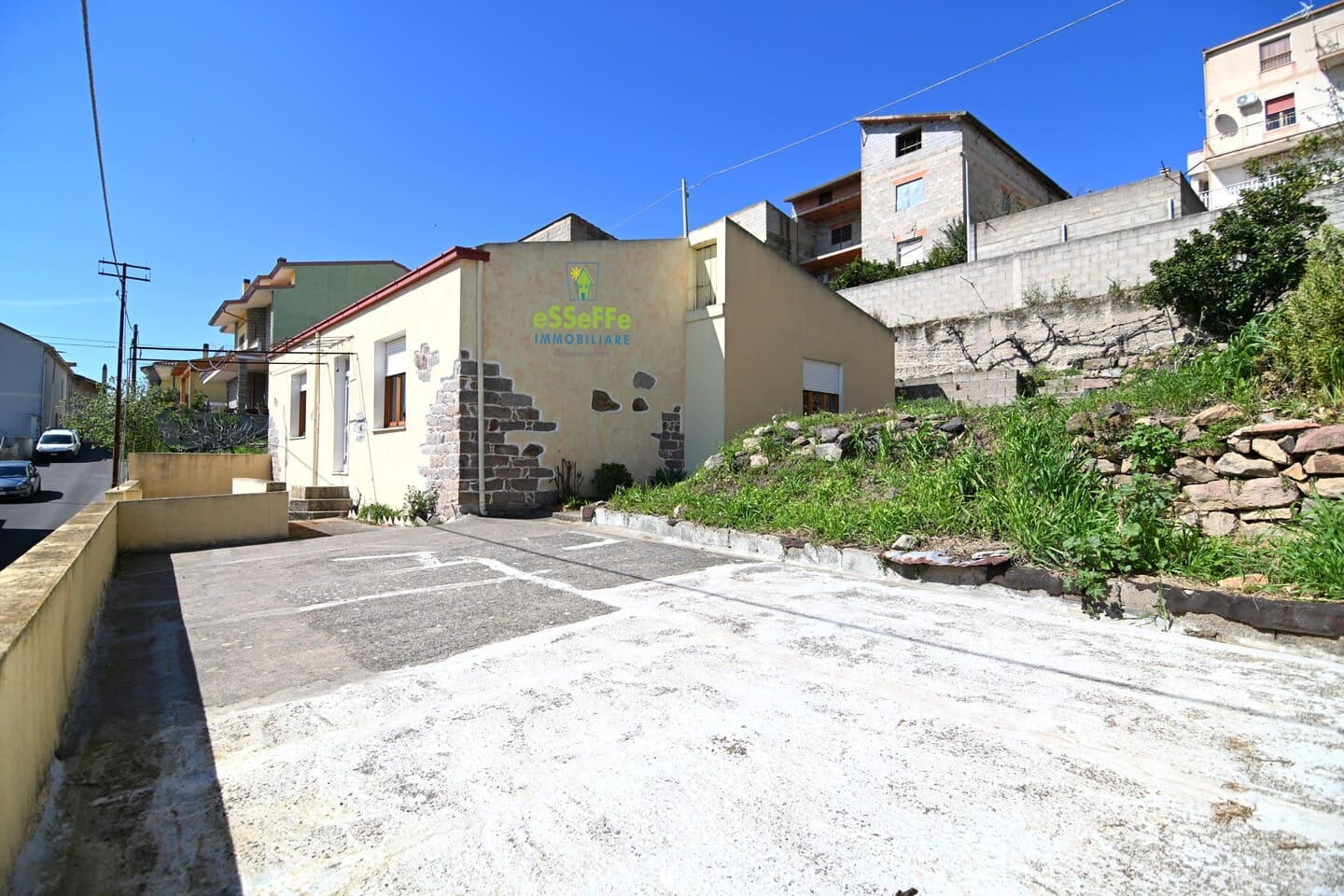 Proprietà abitativa completa di due garage, giardino e terrazza