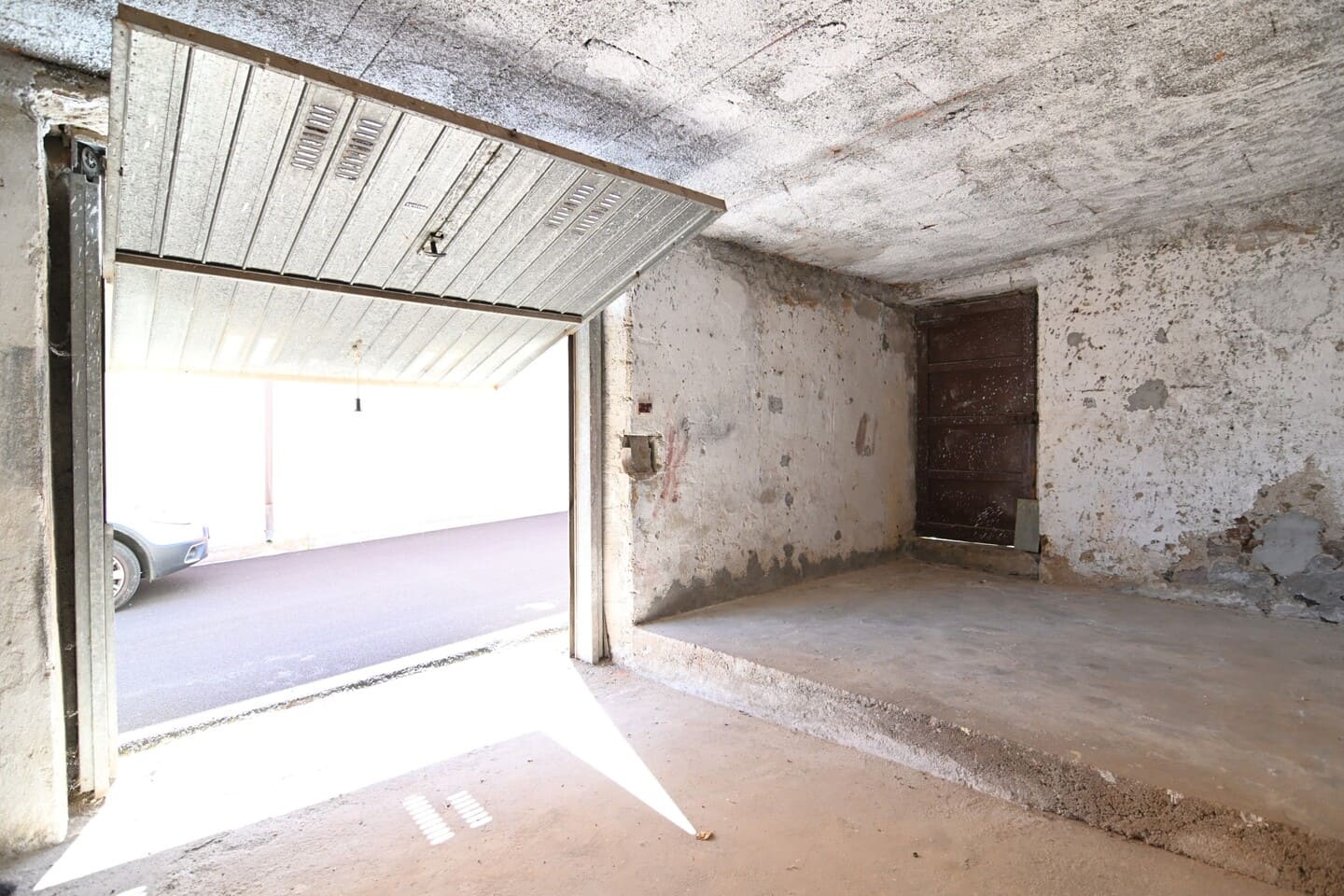 Proprietà abitativa completa di due garage, giardino e terrazza