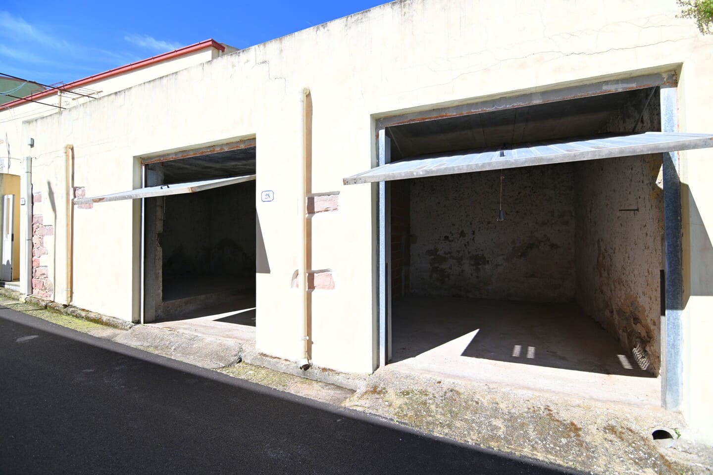 Proprietà abitativa completa di due garage, giardino e terrazza